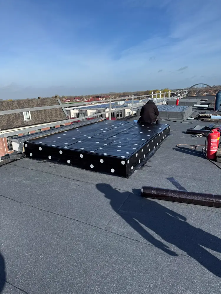 Detail van bitumen dakbedekking op een plat dak